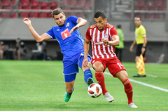 Pascal Schürpf gegen Omar Elabdellaoui. (Bild: Martin Meienberger, Piräus, 9. August 2018)