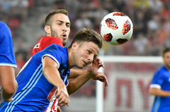 Kostas Fortounis gegen Idriz Voca. (Bild: Martin Meienberger, Piräus, 9. August 2018)