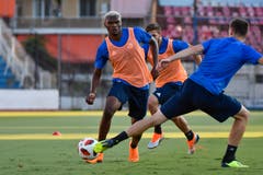 Blessing Eleke stürmt gegen Silvan Sidler. (Bild: Martin Meienberger, Olympiakos, 8. August 2018)
