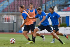 Filip Ugrinic, Yannick Schmid, Idriz Voca und Francisco Rodriguez bahnen sich ihren Weg zum Ball. (Bild: Martin Meienberger, Olympiakos, 8. August 2018)