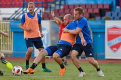 Stefan Wolf, Valeriane Gvilia und Christian Schwegler mit Körperkontakt. (Bild: Martin Meienberger, Olympiakos, 8. August 2018)