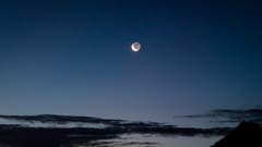 Klarer Sicht, toller Mond als Ying und Yang «gesehen». (Stefan Kunz (Meggen, 9. August 2018))