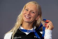 Die Schweizerin Maria Ugolkova mit ihrer gewonnenen EM-Bronzemedaille in den 200 Meter Lagen (Bild: EPA/PATRICK B. KRAEMER)