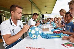 Gabriel Lüchinger (vorne) und Milan Gajic, zwei Mittelfeldspieler des FC Vaduz, weilten am Mittwochmittag für eine Autogrammstunde beim Werdenberger Fussballcamp in Buchs. (Bild: Heini Schwendener)