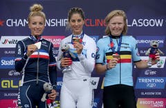 Siegerin Jolanda Neff (Mitte) mit der zweitplatzierten Französin Pauline Ferrand (links) und der Drittplatzierten Belgierin Githa Michiels (rechts) auf dem Podium (Bild: Jane Barlow/PA via AP)