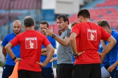 Bei der Besprechung: Valeriane Gvilia, Assistenztrainer Thomas Binggeli, Christian Schneuwly, Trainer René Weiler und Torhütertrainer Lorenzo Bucchi. (Bild: Martin Meienberger, Olympiakos, 8. August 2018)