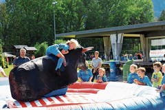 Besonderes Vergnügen für Zwischendurch: Jedes Kind durfte einen wilden Ritt auf dem Bullen machen. (Bild: Robert Kucera)