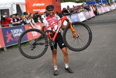 Gold holte auch Mountainbiker Lars Forster: Der Schweizer gewann die Cross-Country-EM bei den Herren (Bild: EPA/NEIL HALL)