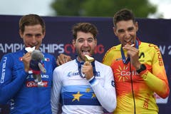 Sieger Lars Forster (Mitte) am Spassen bei der Siegerehrung. Links im Bild der Silber-Gewinner Luca Braidot aus Italien, rechts Bronze-Gewinner David Valero Serrano aus Spanien. (Bild: Keystone/Neil Hall)