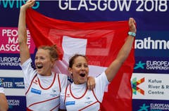 Dritter Platz im leichten Doppelzweier: Die Schweizerinnen Patricia Merz und Frederique Rol feiern ihre Bronzemedaille. (Bild: AP Photo/Darko Bandic)