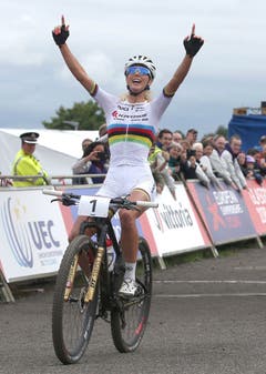 Gold! Die Schweizer Mountainbikerin Jolanda Neff ist zum dritten Mal Europameisterin im Cross Country der Frauen (Bild: Jane Barlow/PA via AP)