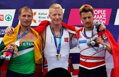 Auch der Neuenkircher Roman Röösli (rechts) holt sich Edelmetall. Er gewann im Skiff die Bronze-Medaille. Röösli zusammen mit Sieger Kjetil Borch (Mitte, Norwegen) und Silber gewinner Mindaugas Griskonis (links, Littauen).
