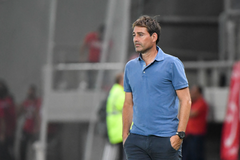 Trainer René Weiler: Sein Blick sagt mehr als tausend Worte. (Bild: Martin Meienberger, Piräus, 9. August 2018)