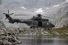 Die Soldaten werden mit dem Super-Puma in die verschiedenen Gebiete transportiert und wieder abgeholt. (Bild: Philipp Zurfluh, Realp, 9. August 2018)