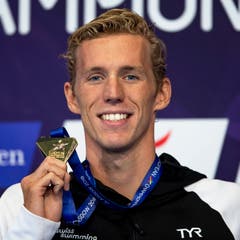 Der Schweizer Europameister Jeremy Desplanches zeigt seine gewonnene Goldmedaille im 200 m Lagen. Der Genfer holte in Glasgow die erste Schweizer EM-Medaille im Schwimmen seit 10 Jahren. (Bild: EPA/PATRICK B. KRAEMER)