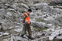 Die Munitionsreste werden in 25-Kilogramm-Säcken gesammelt. (Bild: Philipp Zurfluh, Realp, 9. August 2018)