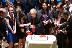 Zum zehnjährigen Jubiläum von Swissnex China in Schanghai schneidet Bundesrat Johann Schneider-Ammann die Torte an. (Bild: Erwin Lüthi (Schanghai, 7. September 2018))