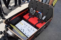Doch von wegen nur Warentransport: Auch Kinder können mit dem Bike herumgefahren werden. So bietet der Laderaum zwei Sitzplätze mit Anschnallgurten. (Bild: Nicola Ryser)
