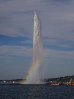 Der bekannte «Jet d'Eau» in Genf mit Regenbogen. (Bild: Josef Müller (Genf, 9. September 2018))