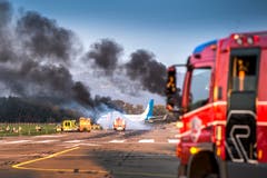 Katastrophenübung Flughafen Altenrhein: Feuerwehr, Sanität, Polizei auf dem Flugplatz nachdem eine People Maschine ein Triebwerk beim Landeanflug verloren hatte © Urs Bucher/TAGBLATT