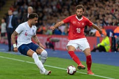 Englands Kyle Walker, links, kämpft mit Admir Mehmedi um den Ball. (Bild: KEYSTONE/Georgios Kefalas)
