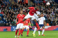 Johan Djourou (Schweiz) mit einem Kopfball am Match im King Power Stadion in Leicester, England. (Bild: KEYSTONE/Georgios Kefalas)