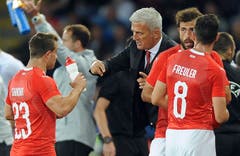 In der Pause: Coach Vladimir Petkovic im Gespräch mit Xherdan Shaqiri, links. (Bild: AP Photo/ Rui Vieira)