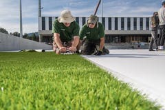Zusätzlich zum Sand werden 64 Tonnen Gummi-Granulat für gutes Rollverhalten aufgetragen. (Bild: Nadia Schärli, Kriens, 10. September 2018)