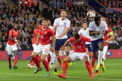 Granit Xhaka, links, kämpft mit Danny Welbeck um den Ball. (Bild: KEYSTONE/Georgios Kefalas)