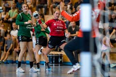 Greta Grandjean (Mitte) im Spiel gegen LC Brühl Handball II im Eichli Stans. (Bild: Philipp Schmidli, Stans, 9. September 2018)