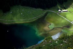 Der Seealpsee mit Boot von oben. (Bild: Walder Schmidt)