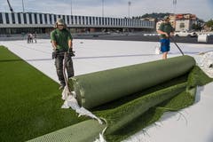 Der Rasen soll nach einer Woche fertig ausgerollt sein. Danach wird er mit 216 Tonnen Sand beschwert. (Bild: Nadia Schärli, Kriens, 10. September 2018)