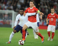 Englands Danny Rose, links, Stephan Lichtsteiner im Zweikampf. (Bild: AP Photo/ Rui Vieira)