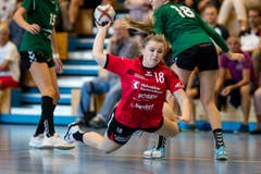 Ronja Schwab vom BSV Stans zeigt im Spiel gegen LC Brühl Handball II vollen Einsatz. (Bild: Philipp Schmidli, Stans, 9. September 2018)