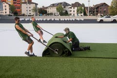 Das neue Kleinfeld Stadion in Kriens erhält einen Kunstrasen. Seit Montag, 10. September 2018, trägt die holländische Firma Greenfields den Rasen auf. (Bild: Boris Bürgisser, Kriens, 10. September 2018)