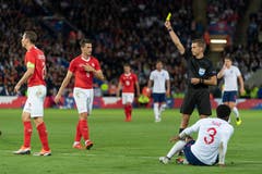 Der Schiedsrichter Clement Turpin, rechts, zeigt Stephan Lichtsteiner, links, die gelbe Karte. (Bild: KEYSTONE/Georgios Kefalas)