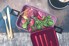Der Sigg-Klassiker im Alu-Look hat neue Eigenschaften bekommen: Der Silikoneinsatz übersteht Mikrowelle und Spülmaschine, und das Schliesssystem ist noch ausgeklügelter. So wird der Lunch für unterwegs sicher transportiert. (Bild: PD)