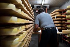 Senn Kilian Bless "schmiert" Käse mit Salzwasser. (Bild: KEYSTONE/Gian Ehrenzeller (12.09.2018))