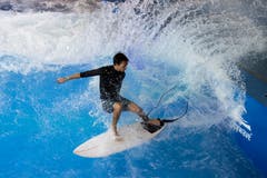Ein Surfer zeigt auf der ersten, schweizweit festeingebauten Surfwelle der Schweiz in der Mall of Switzerland sein Können. (Bild: Urs Flüeler / Keystone (Ebikon, 12. September 2018))