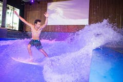 Der Surfer wirkt sicher auf seinem Brett. (Bild: Eveline Beerkircher (Ebikon, 12.09.2018))