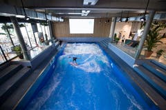 Die künstliche Surfwelle kann zwischen 0,8 und 1,4 Meter hoch eingestellt werden. (Bild: Urs Flüeler / Keystone (Ebikon, 12. September 2018))