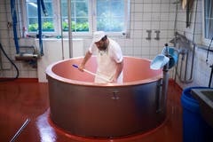 Der Käsekessel wird geputzt. (Bild: KEYSTONE/Gian Ehrenzeller (12.09.2018))