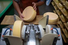 Senn Kilian Bless "schmiert" Käse mit Salzwasser. (Bild: KEYSTONE/Gian Ehrenzeller (12.09.2018))