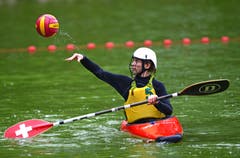 Eine Spielerin des Kanuclubs Rapperswil spielt bei Poloturnier in Pfyn den Ball elegant zum nächsten Spieler weiter. (Bild: Paul Rienth)