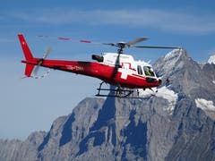 Ein Helikopter ist für Bauarbeiten im Einsatz, im Hintergrund ist das Wetterhorn zu sehen. (Bild: Josef Müller (Männlichen, 11. September 2018))