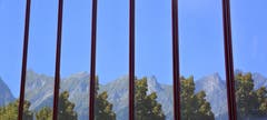 Im Kurpark in Bad Ragaz das Spiegelbild vom Falknis (Bild: Hans Adelmann)