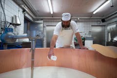 Senn Kilian Bless fügt der Milch Lab zur Gerinnung bei. (Bild: KEYSTONE/Gian Ehrenzeller (12.09.2018))