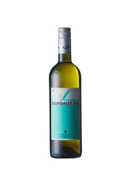 Sitenrain, Meggen. Der Panoramablick vom Megger Bio-Weingut Sitenrain über den Vierwaldstättersee bis hin zum Pilatus ist atemberaubend. Einen schöneren Arbeitsort können sich Nora Breitschmid und Benno Schwager nicht vorstellen. Die beiden ausgebildeten Winzer bewirtschaften mit Hilfe der gesamten Besitzerfamilie Breitschmid-Heiniger rund drei Hektaren und produzieren 15 000 Flaschen jährlich, drei Viertel davon sind Weissweine. Das Team auf Sitenrain setzt auf die Sorten Solaris, Souvignier Gris, Maréchal Foch und Cabernet Cortis – allesamt widerstandsfähige Sorten gegen den Mehltau. Die biologisch erzeugten Weine werden an Bio-Märkten und im Hofladen direkt verkauft. (Bild: PD)