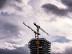 2018 läufts noch wie geschmiert - doch für das kommende Jahr ziehen Wolken am Konjunkturhimmel auf: Die BAK-Ökonomen erwarten etwa, dass sich der Bauboom dem Ende zuneigt. (Bild: KEYSTONE/CHRISTIAN BEUTLER)