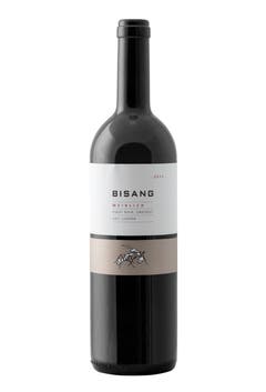 Weingut Bisang. Erdverbunden war er schon immer, der Sohn eines Gemüsebauers im unteren Wiggertal, der trockensten und wärmsten Gegend im Kanton Luzern. Thomas Bisang trat in die Fussstapfen seines Vaters, wurde Gemüsebauer und begann eine Lehre als Winzer. Praktika und Wanderjahre entfachten sein inneres Feuer für den Weinbau. Heute bewirtschaftet er mit seiner Ehefrau Inès vier Reblagen auf insgesamt fünf Hektaren rund um Dagmersellen. Zusammen produzieren sie aus 8 Sorten Trauben 13 verschiedene Weine mit einem Ausstoss von rund 40 000 Flaschen pro Jahr. Bisang setzt grosse Hoffnungen auf die kleine Reblage Höchflue, unterhalb der markanten Felswand zwischen Reiden und Dagmersellen. Auf einem sandigen, tiefen Boden wachsen speziell kleine, aber gehaltvolle Beeren der Sorte Sauvignon Blanc und Chardonnay. (Bild: PD)